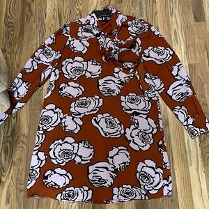 Classy shift dress.. EUC worn once.  Lined!  Smoke free home